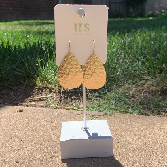 NWT Its Sense Matte Gold Hammered Cast Teardrop Earrings - Picture 2 of 6